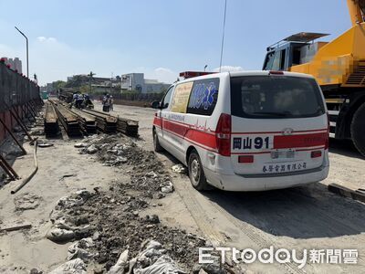 快訊／高雄捷運工地意外！工人遭鋼板壓傷　意識不清送醫搶救