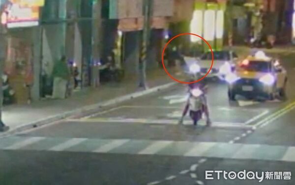 ▲▼被害黃男赴鴻門宴遭債主押上車，黃男被帶到樹林區千歲路一帶，警方循線找到被害黃男（箭頭）並逮捕看管的黃嫌（白衣）             。（圖／記者陳以昇翻攝）