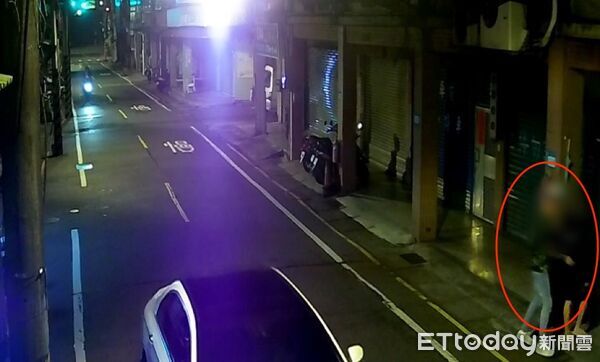 ▲▼被害黃男赴鴻門宴遭債主押上車，黃男被帶到樹林區千歲路一帶，警方循線找到被害黃男（箭頭）並逮捕看管的黃嫌（白衣）             。（圖／記者陳以昇翻攝）