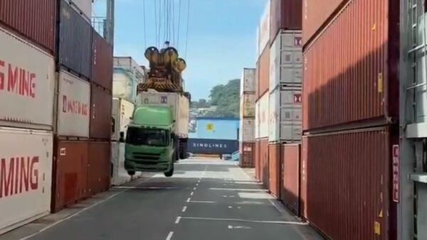▲司機忘拔4根插銷！基隆港貨櫃車「連人帶車升空」。（圖／翻攝自「基隆人大小事」臉書社團）