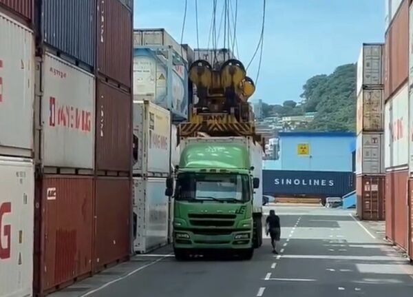 ▲司機忘拔4根插銷！基隆港貨櫃車「連人帶車升空」。（圖／翻攝自「基隆人大小事」臉書社團）