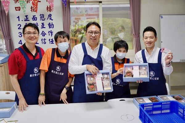 ▲何志偉陪黃世杰訪愛心家園