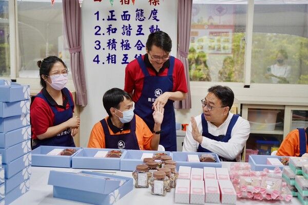 ▲何志偉陪黃世杰訪愛心家園