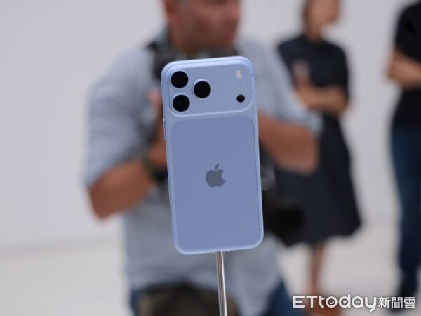 ▲▼      iPhone18,iPhone Duo       。（圖／記者蘇晟彥攝）
