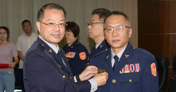 刑事局主秘盧俊宏 （右）任職台北市刑大期間涉嫌洩密給昔日部屬遭偵辦。（圖／翻攝CIB局長室臉書）