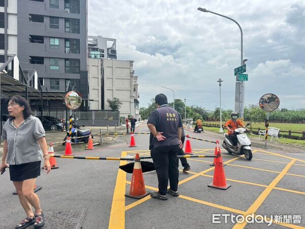▲▼高雄豪雨炸出滿地坑洞…公所經費告急喊沒錢　通勤慘變越野賽。（圖／記者賴文萱翻攝）