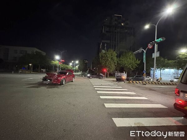 ▲▼台中休旅車闖紅燈連撞2車翻覆，2人受傷車牌掉了。（圖／民眾提供）