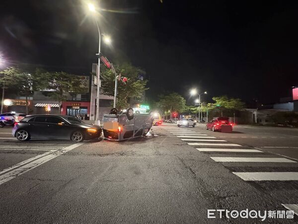 ▲▼台中休旅車闖紅燈連撞2車翻覆，2人受傷車牌掉了。（圖／民眾提供）