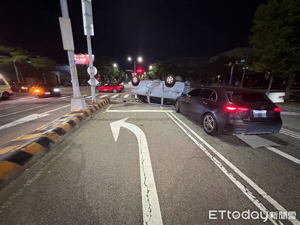 ▲▼台中休旅車闖紅燈連撞2車翻覆，2人受傷車牌掉了。（圖／民眾提供）
