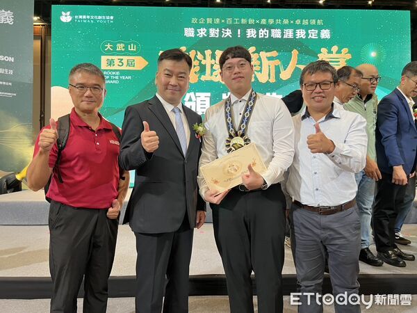 ▲崑山科大共有11名畢業校友獲得第三屆大武山職場新人賞，獲獎人數居全國各大專院校之冠。（記者林東良翻攝，下同）
