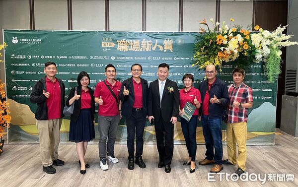 ▲崑山科大共有11名畢業校友獲得第三屆大武山職場新人賞，獲獎人數居全國各大專院校之冠。（記者林東良翻攝，下同）
