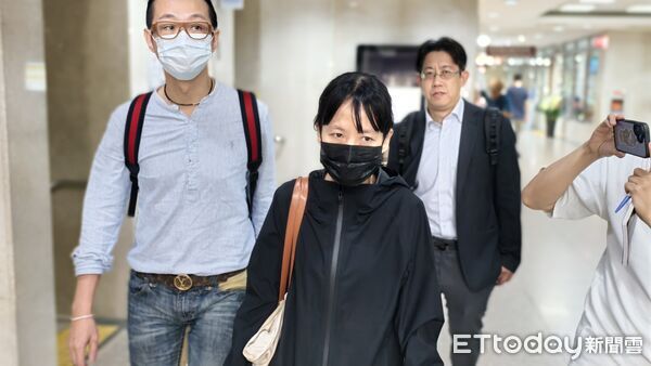 ▲▼高金素梅前助理張俊傑棄保潛逃,張男外甥女劉孟宜今9/10以具保人身分,到台北地院出庭表示交保金是張男二女兒雲雅舜出的,她不知張男行蹤,張男2位辯護律師李岳洋(左)、林譽恆(右)也說很錯愕張男逃亡、不知其下落。(圖/記者黃哲民攝)