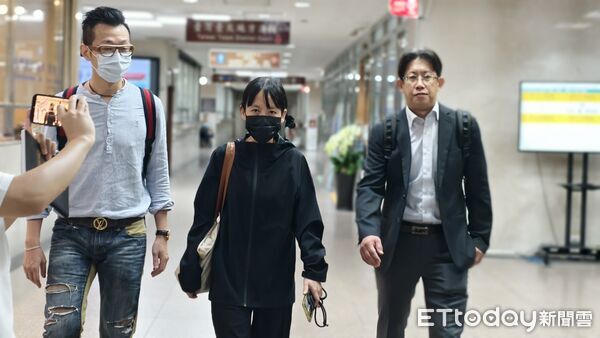 ▲▼高金素梅前助理張俊傑棄保潛逃,張男外甥女劉孟宜今9/10以具保人身分,到台北地院出庭表示交保金是張男二女兒雲雅舜出的,她不知張男行蹤,張男2位辯護律師李岳洋(左)、林譽恆(右)也說很錯愕張男逃亡、不知其下落。(圖/記者黃哲民攝)