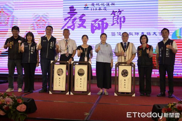 ▲宜昌國小陳信光老師獲師鐸獎,縣長徐榛蔚親頒獎座表揚恭賀。(圖/花蓮縣政府提供,下同)