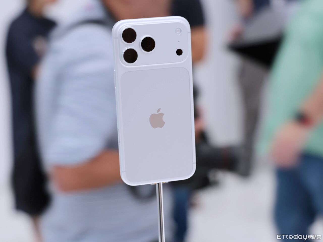 ▲▼      iPhone18,iPhone Duo       。（圖／記者蘇晟彥攝）