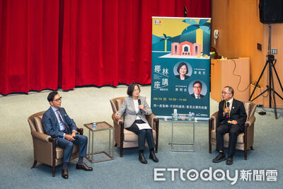 蔡英文回台大演講談台灣改變 大學同學蔡明忠笑喊:不要爆我料