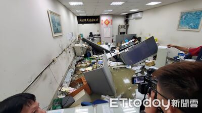 快訊／北市民權東路民宅塌陷滿地汙水！隔壁是工地　驚悚畫面曝