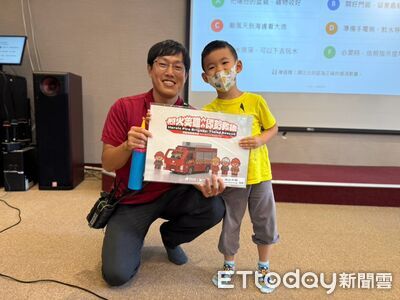 萌娃變身「小小消防員」!150幼兒學防災 拿瞄子體驗救火
