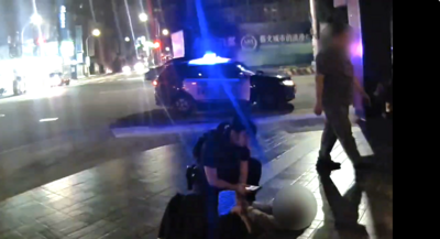 桃園28歲女燒肉店前醉倒失控尖叫　警保護管束請家人領回