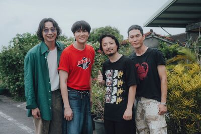 宇宙人拍MV狂偷吃道具!工作人員急喊「只能吃背面」原因超好笑