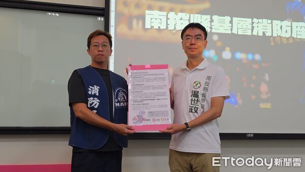 ▲温世政（右）簽署消防改革承諾書。（圖／記者高堂堯攝，下同）