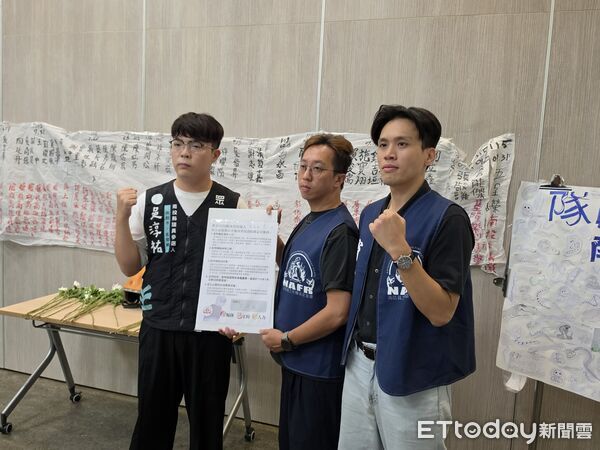 ▲民眾黨南投縣議員候選人吳淳祐簽署消防權益促進承諾書。（圖／記者高堂堯攝）
