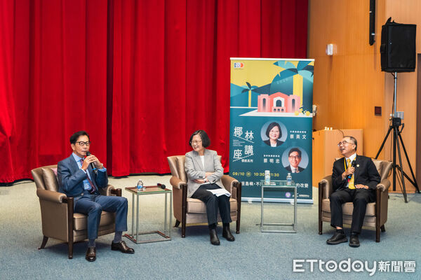 ▲▼台大椰林講座今天邀請前總統蔡英文（圖中）及富邦集團董事長蔡明忠（圖左）與師生對談，並由校長陳文章（圖右）擔任講座活動主持人。（圖／台大提供）