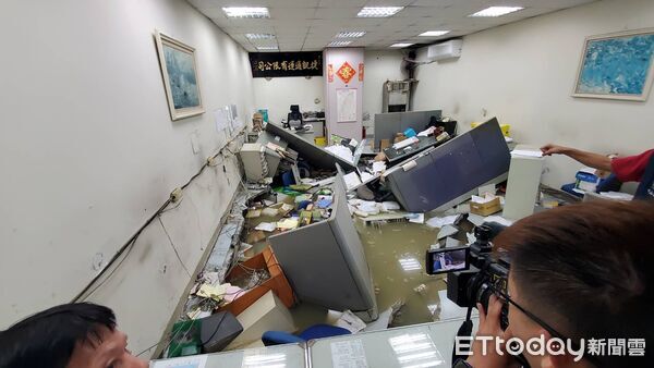 ▲民權東路二段92巷1弄一處民宅室內地板下陷約2公尺。（圖／記者黃彥傑攝）