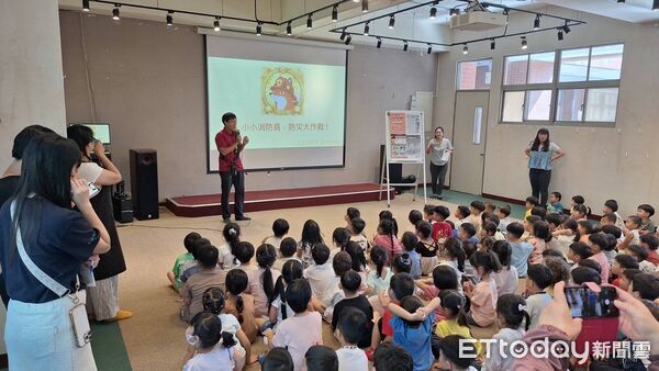 ▲台南市消防局土城分隊前往中信員工子女非營利幼兒園宣導防災，孩子們近距離認識消防車及救災裝備。（記者林東良翻攝，下同）