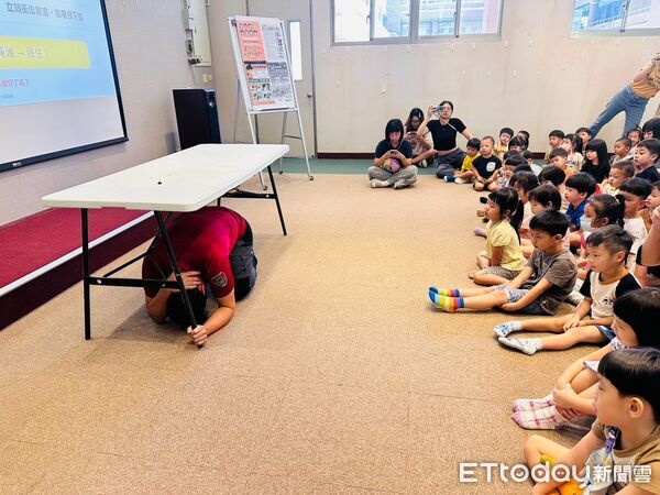 ▲台南市消防局土城分隊前往中信員工子女非營利幼兒園宣導防災，孩子們近距離認識消防車及救災裝備。（記者林東良翻攝，下同）
