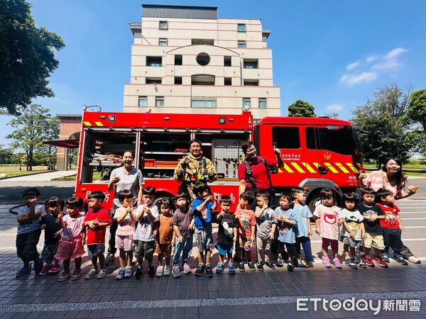▲台南市消防局土城分隊前往中信員工子女非營利幼兒園宣導防災，孩子們近距離認識消防車及救災裝備。（記者林東良翻攝，下同）