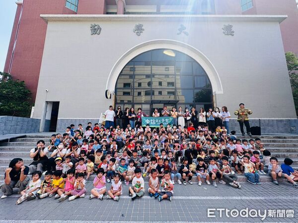 ▲台南市消防局土城分隊前往中信員工子女非營利幼兒園宣導防災，孩子們近距離認識消防車及救災裝備。（記者林東良翻攝，下同）