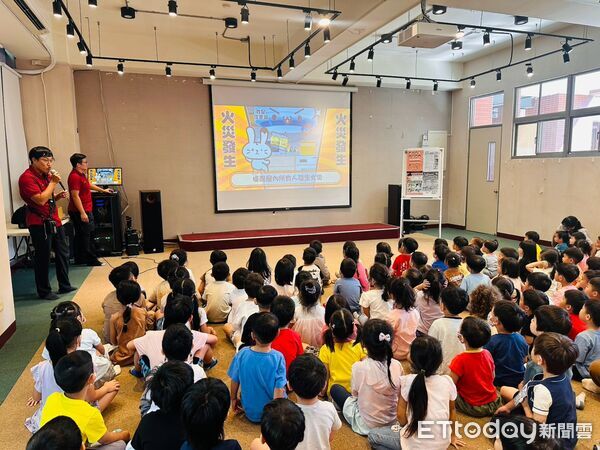 ▲台南市消防局土城分隊前往中信員工子女非營利幼兒園宣導防災，孩子們近距離認識消防車及救災裝備。（記者林東良翻攝，下同）