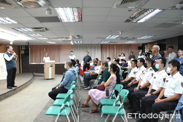 ▲台南市政府舉辦「生命重啟・救在當下」緊急救護成果發表暨重生感恩記者會,邀請康復者與當年參與搶救的救護及醫療人員重逢。(記者林東良翻攝,下同)
