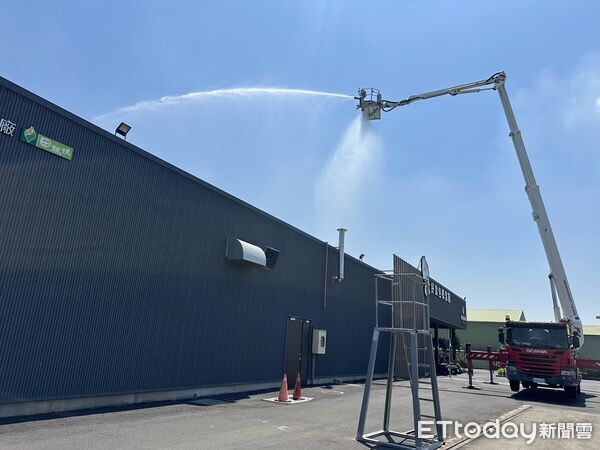 ▲台南市消防局第一救災救護大隊在柳營區辦理太陽光電火災搶救演練,強化消防人員斷電辨識及安全救援能力。(記者林東良翻攝,下同)
