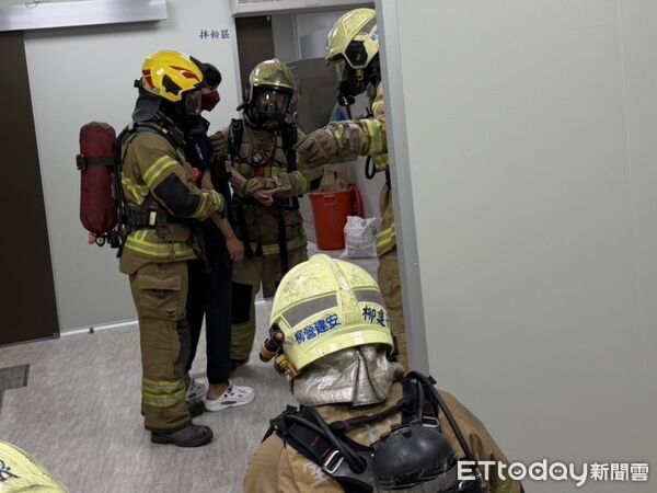 ▲台南市消防局第一救災救護大隊在柳營區辦理太陽光電火災搶救演練,強化消防人員斷電辨識及安全救援能力。(記者林東良翻攝,下同)
