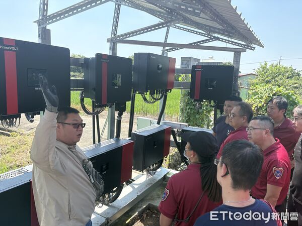 ▲台南市消防局第一救災救護大隊在柳營區辦理太陽光電火災搶救演練,強化消防人員斷電辨識及安全救援能力。(記者林東良翻攝,下同)