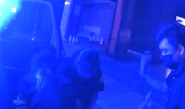 ▲桃園市宋姓女子今天凌晨酒醉倒臥在桃園區中正路燒烤店前，女警到場勸導時仍尖叫被帶回派出所保護管束。（圖／桃園警分局提供）