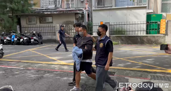 ▲▼男子周煥凱疑似接受藏鏡人指示,將車鑰匙交付張俊傑,協助其逃亡,10日下午遭移送。(圖/記者劉昌松攝)