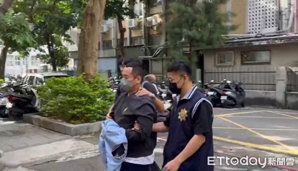 ▲▼男子周煥凱疑似接受藏鏡人指示，將車鑰匙交付張俊傑，協助其逃亡，10日下午遭移送。（圖／記者劉昌松攝）