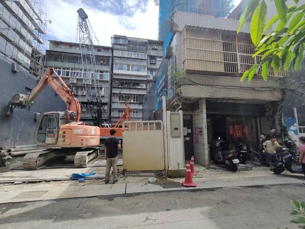 ▲北市民權東路二段一處施工工地今天下午發生鄰損事件，疑因地下連續壁局部破損產生滲水滲砂現象，導致鄰近地層土石流失，進而造成周邊地面出現局部下陷受損。（圖／議員柳采葳提供）