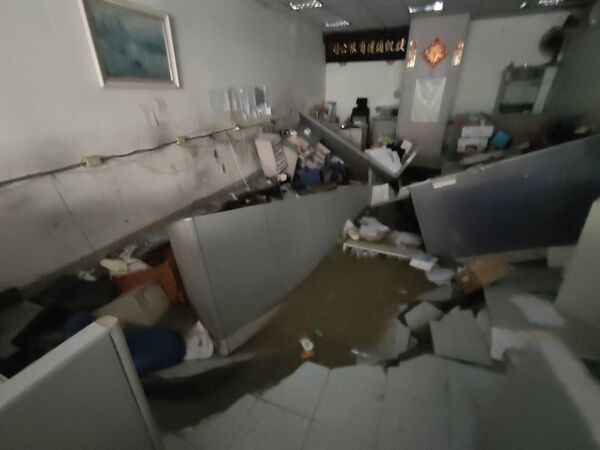 ▲北市民權東路二段一處施工工地今天下午發生鄰損事件，疑因地下連續壁局部破損產生滲水滲砂現象，導致鄰近地層土石流失，進而造成周邊地面出現局部下陷受損。（圖／議員柳采葳提供）