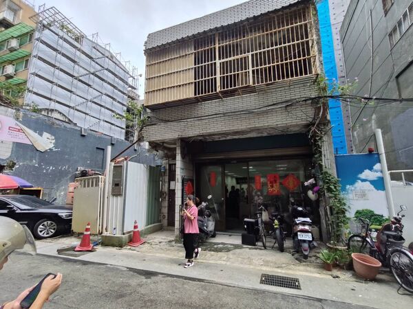 ▲北市民權東路二段一處施工工地今天下午發生鄰損事件，疑因地下連續壁局部破損產生滲水滲砂現象，導致鄰近地層土石流失，進而造成周邊地面出現局部下陷受損。（圖／議員柳采葳提供）