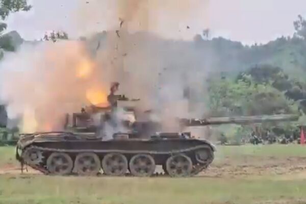 孟加拉陸軍進行戰車實彈射擊精準度測驗時，1輛戰車在開火瞬間突然發生劇烈爆炸。（翻攝畫面）