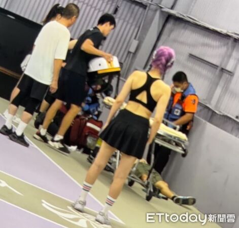 ▲台南市消防局和緯分隊消防員蔡承翰，在羽球場休息期間遇到民眾突發OHCA，立即展開CPR及AED急救。（記者林東良翻攝，下同）