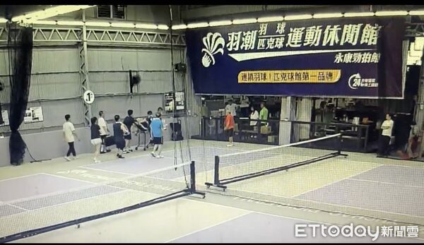▲台南市消防局和緯分隊消防員蔡承翰，在羽球場休息期間遇到民眾突發OHCA，立即展開CPR及AED急救。（記者林東良翻攝，下同）