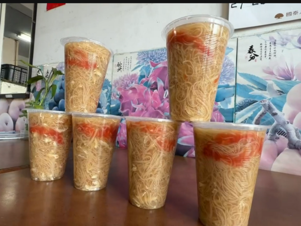 ▲彰化埔鹽30年老店麵線糊用吸的，成為在地隱藏版美食。（圖／民眾提供）