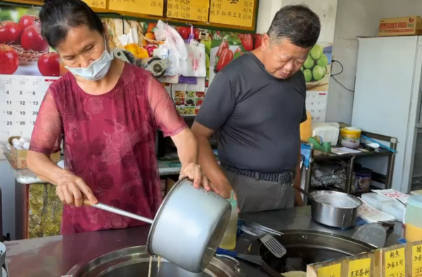 ▲彰化埔鹽30年老店麵線糊用吸的，成為在地隱藏版美食。（圖／民眾提供）