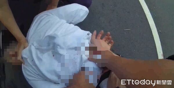 ▲▼高雄情侶吵架「寸頭男」當街揮斧頭　25歲女友手膝慘被砍。（圖／記者吳奕靖翻攝）