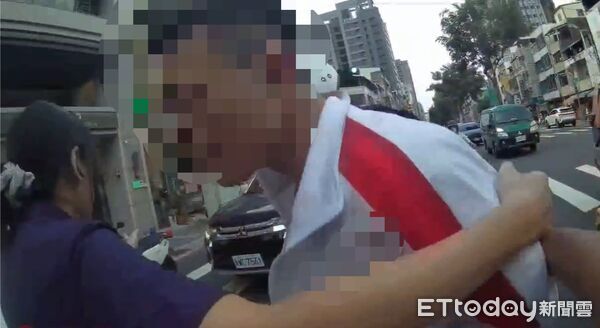 ▲▼高雄情侶吵架「寸頭男」當街揮斧頭　25歲女友手膝慘被砍。（圖／記者吳奕靖翻攝）